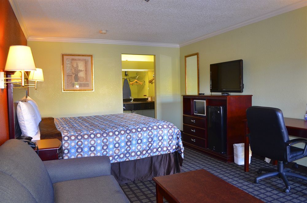 Americas Value Worth 2* Fort Worth